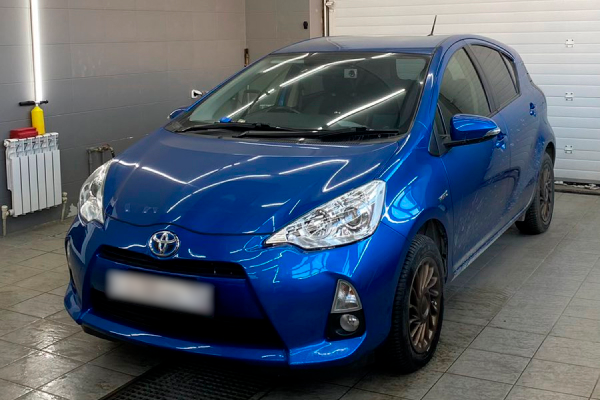 Toyota Yaris обклейка глянцевой пленкой